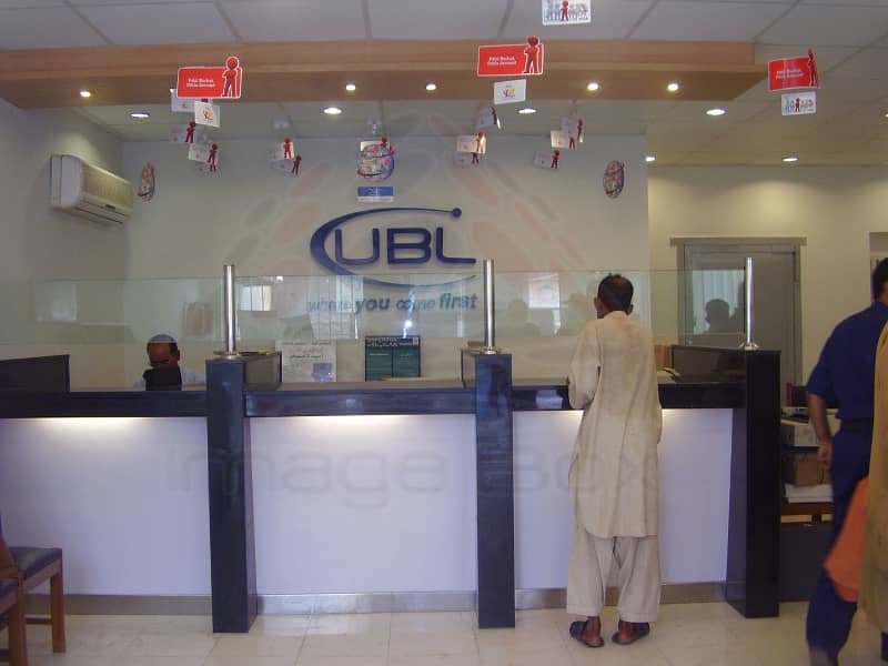 UBL BANK RENTED CORNER BUILDING FOR SALE BUFFER ZONE 15/A1 photo 5