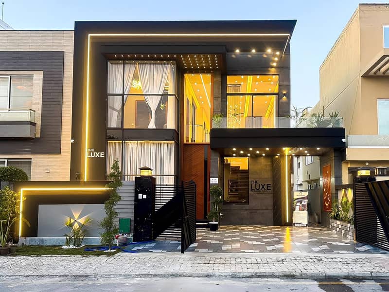 10 MARLA BRAND NEW LUXURY HOUSE FOR SALE AT BAHRIA TOWN LAHORE in 10 MARLA BRAND NEW LUXURY HOUSE FOR SALE AT BAHRIA TOWN LAHORE - Houses - 1115958672, Lahore