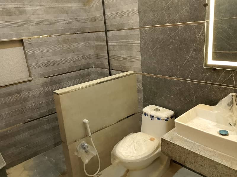 Brand New 260 Yards 1st Floor 4 Bed D/D For Sale In Gulshan Block 1 photo 5