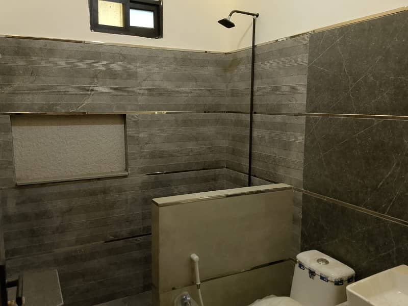 Brand New 260 Yards 1st Floor 4 Bed D/D For Sale In Gulshan Block 1 photo 6