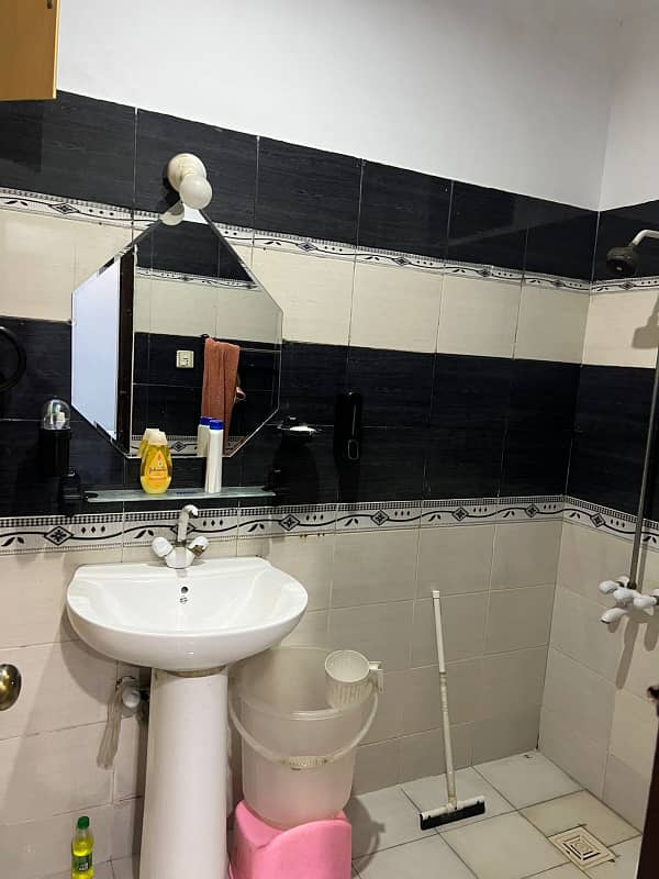 Well maintained 200 yards G+2 (9 bed dd) proper two-unit bungalow in boundary walled society in block 5 Gulistan e Jauhar near main university road photo 10