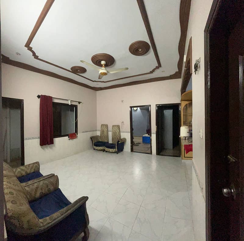 Well maintained 200 yards G+2 (9 bed dd) proper two-unit bungalow in boundary walled society in block 5 Gulistan e Jauhar near main university road photo 2