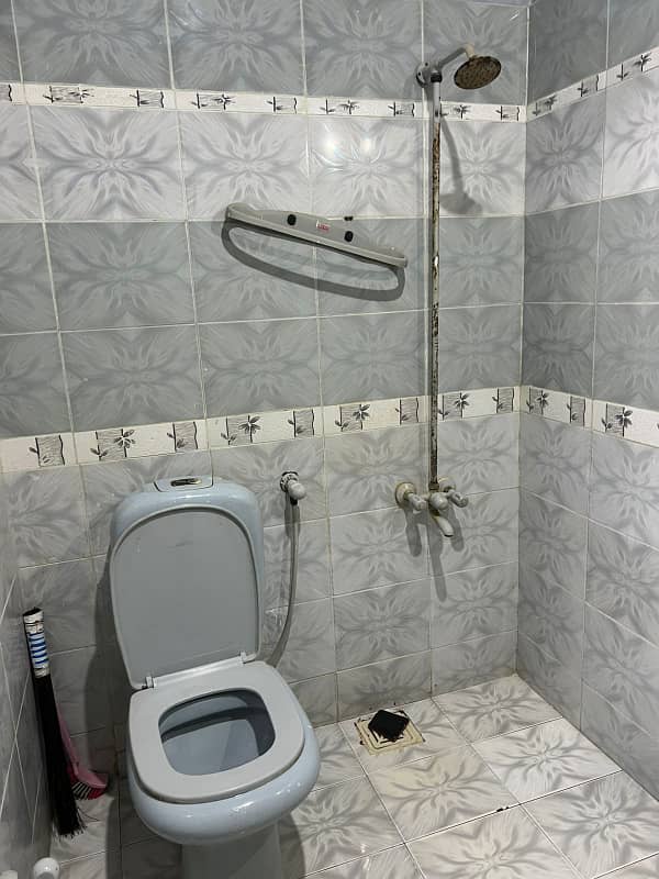 Well maintained 200 yards G+2 (9 bed dd) proper two-unit bungalow in boundary walled society in block 5 Gulistan e Jauhar near main university road photo 3