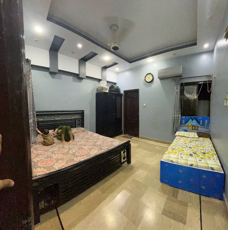 Well maintained 200 yards G+2 (9 bed dd) proper two-unit bungalow in boundary walled society in block 5 Gulistan e Jauhar near main university road photo 4