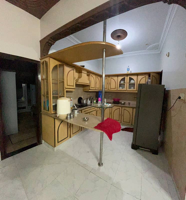 Well maintained 200 yards G+2 (9 bed dd) proper two-unit bungalow in boundary walled society in block 5 Gulistan e Jauhar near main university road photo 5