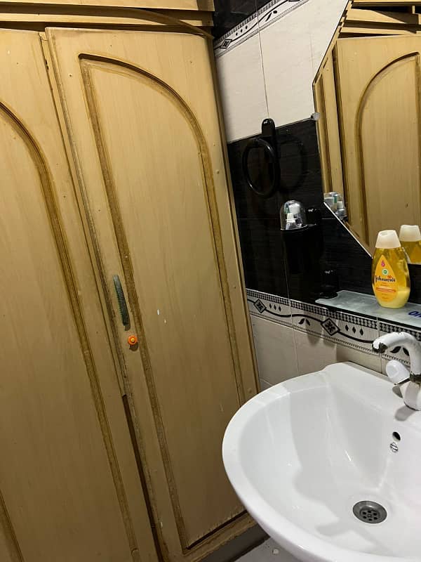 Well maintained 200 yards G+2 (9 bed dd) proper two-unit bungalow in boundary walled society in block 5 Gulistan e Jauhar near main university road photo 6