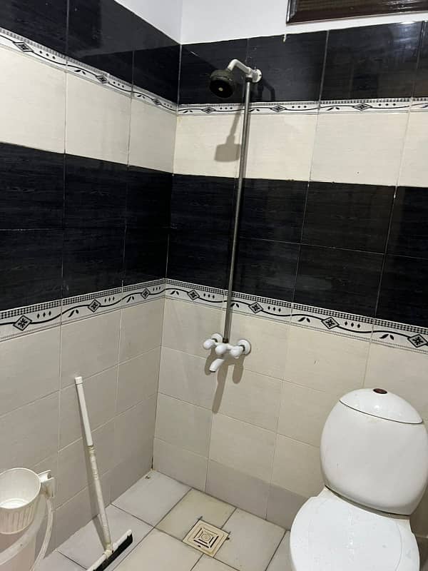 Well maintained 200 yards G+2 (9 bed dd) proper two-unit bungalow in boundary walled society in block 5 Gulistan e Jauhar near main university road photo 7