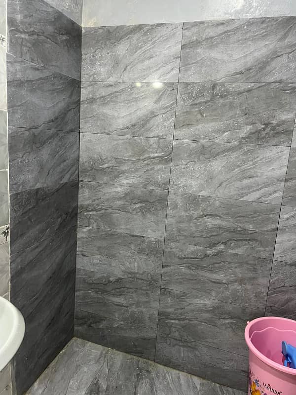 Well maintained 200 yards G+2 (9 bed dd) proper two-unit bungalow in boundary walled society in block 5 Gulistan e Jauhar near main university road photo 8