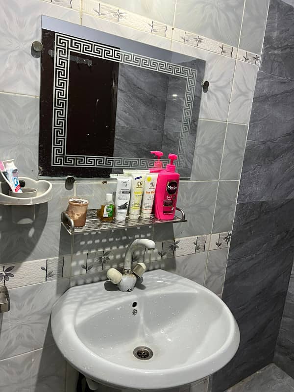 Well maintained 200 yards G+2 (9 bed dd) proper two-unit bungalow in boundary walled society in block 5 Gulistan e Jauhar near main university road photo 9